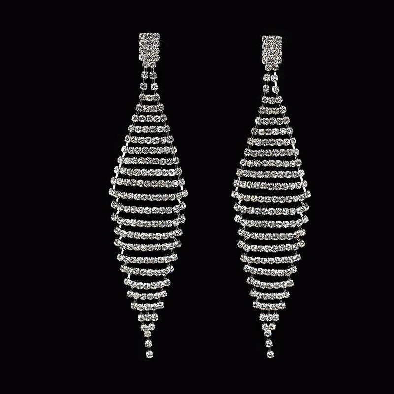 The Lillian Luxury Crystal Earrings are the perfect start to your luxurious collection. They feature a larger crystal at the lobe, attached to long diamond-shaped mesh of smaller crystals, for a shimmering, luxurious effect.