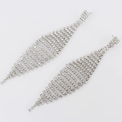 The Lillian Luxury Crystal Earrings are the perfect start to your luxurious collection. They feature a larger crystal at the lobe, attached to long diamond-shaped mesh of smaller crystals, for a shimmering, luxurious effect.